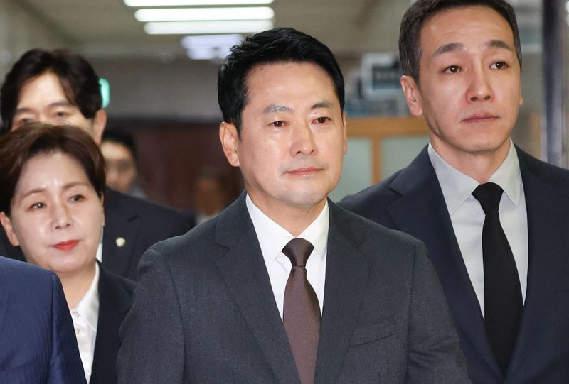 장동혁 국민의힘 대표와 최고위원들이 26일 오전 서울 여의도 국회에서 열린 최고위원회의에 참석하기 위해 이동하고 있다. 뉴시스