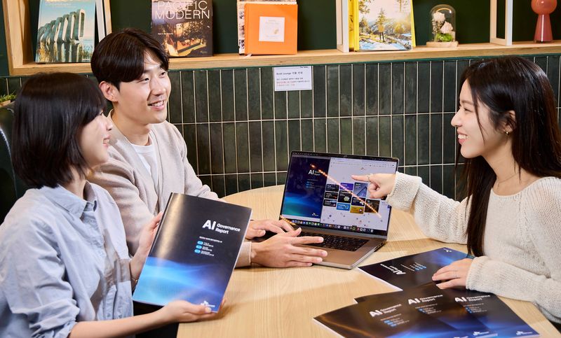 SK텔레콤은 AI 거버넌스 원칙과 책임 체계, 주요 활동 및 향후 방향을 체계적으로 정리한 'AI 거버넌스 리포트'를 발간하고 AI 트러스트 경영을 강화한다고 26일 밝혔다. SKT 구성원들이 AI 거버넌스 리포트를 소개하는 모습. SK텔레콤 제공