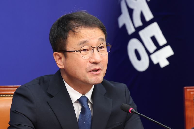 한병도 더불어민주당 원내대표가 26일 오전 서울 여의도 국회에서 열린 최고위원회의에서 발언을 하고 있다. 뉴스1