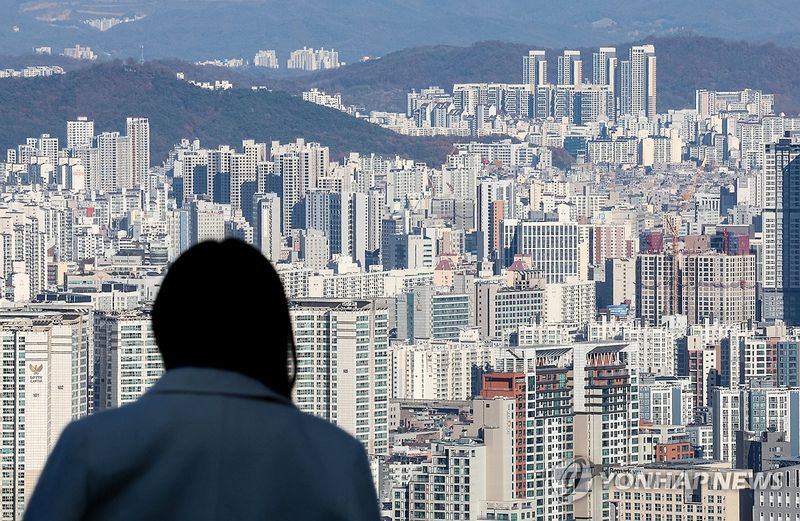 서울 중구 남산에서 바라본 서울 시내 주택과 아파트 단지의 모습 (출처=연합뉴스)
