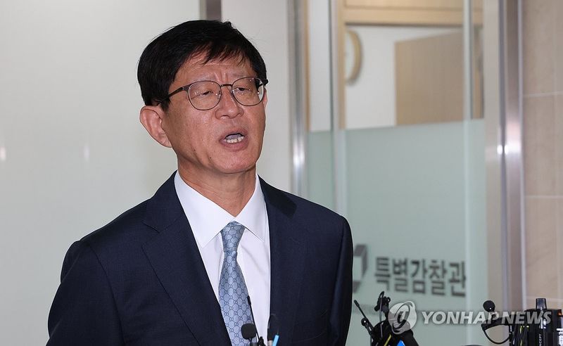 취재진 질문에 답변하는 최길수 특별감찰관 (출처=연합뉴스)