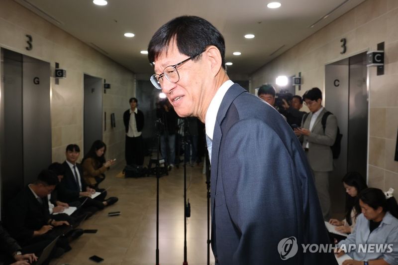 사무실로 향하는 최길수 특별감찰관 (출처=연합뉴스)