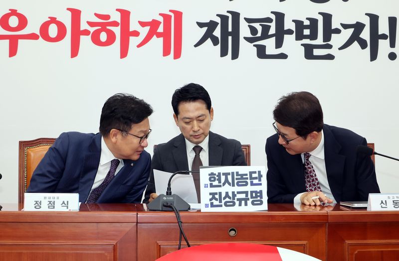 국민의힘 장동혁 대표와 정점식 원내대표, 신동욱 수석최고위원이 26일 국회에서 열린 최고위원회의에서 대화를 나누고 있다. 사진=박범준 기자