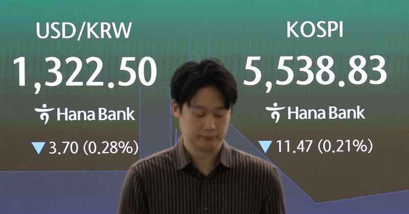 26일 오전 서울 중구 하나은행 본점 딜링룸에 코스피와 원/달러 환율 지수가 표시되고 있다. 이날 코스피는 전날보다 51.25p(0.92%) 내린 5,499.05로, 코스닥은 9.52p(1.27%) 내린 742.17로 개장했다. 사진=연합뉴스