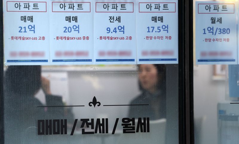 [서울=뉴시스] 조성우 기자 = 서울 아파트값이 강남 3구의 하락세에도 비강남권과 외곽 지역의 상승세에 힘입어 89주 연속 상승한 것으로 나타난 22일 서울 동대문구의 한 공인중개사무소에 아파트 매물 정보가 게시돼 있다.한국부동산원이 발표한 10월 셋째 주 아파트 가격 동향에 따르면 서울 아파트 매매가격은 전주 대비 0.13% 상승했다. 상승폭은 전주(0.16%)보다 0.03%포인트 줄었다. 2026.10.22. xconfind@newsis.com