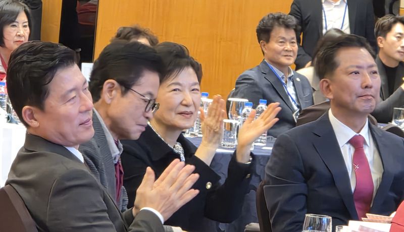 박근혜 전 대통령이 25일 오후 경북 구미 호텔금오산 그랜드홀에서 개최된 '박정희 대통령 서거 47주기 추도식 파독간호사 구미 방문 환영 만찬'에 참석하고 있다. ⓒ 뉴스1 정우용 기자