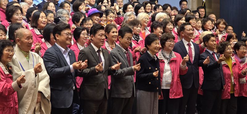 박근혜 전 대통령이 25일 구미에서 열린 박정희 서거 46주기 참석 파독 간호사 환영만찬에서 간호사들과 기념사진을 찍고 있다. 2026.10.25/뉴스1