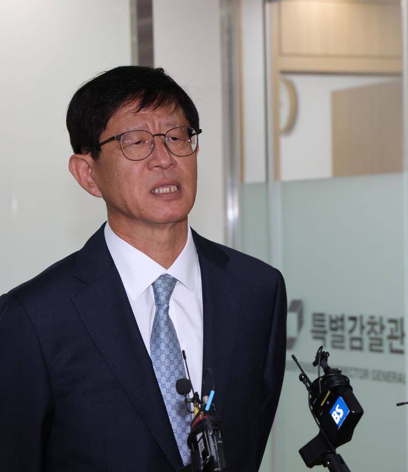 최길수 특별감찰관이 26일 서울 종로구 특별감찰관 사무실로 출근하면서 취재진 질문에 답변하고 있다. 연합뉴스