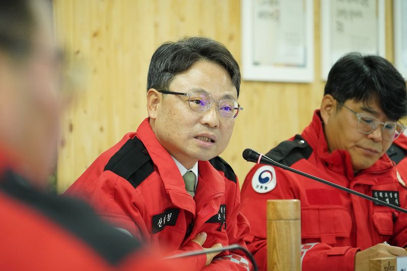 박은식 산림청장(왼쪽)이 26일 정부대전청사 산림청 상황실에서 가을철 산불 긴급 점검회의를 갖고 산불재난 대응태세를 점검하고 있다. 산림청 제공