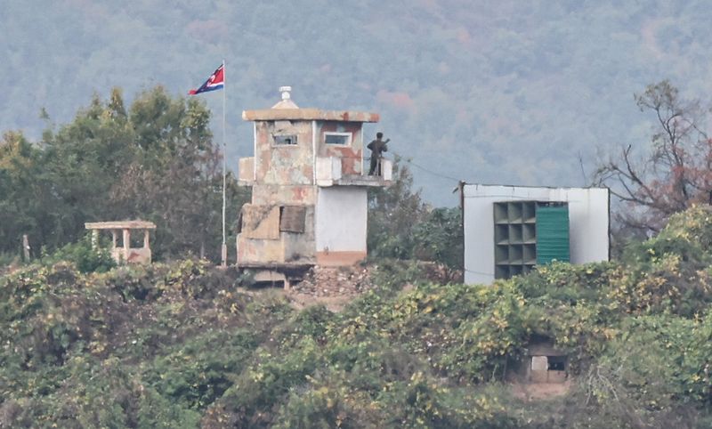 지난 26일 경기 파주시 접경지역에서 바라본 북한군 초소 옆으로 대남 확성기가 보이고 있다. 북한 김여정 노동당 중앙위원회 부장은 이달 중 남북 접경지역 전역에서 대남 확성기를 가동하겠다고 예고했다. 뉴스1