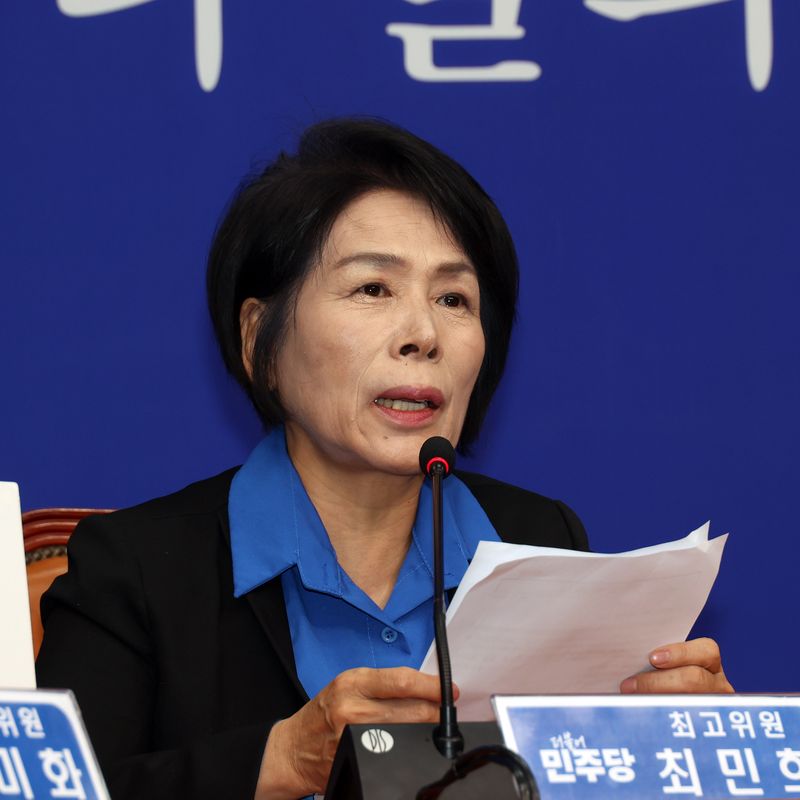 더불어민주당 최민희 최고위원이 26일 국회에서 열린 최고위원회의에서 오세훈 서울시장의 여론조사비 대납의혹 항소심 무죄 판결과 관련해 'AI 판사' 도입을 제안하는 발언을 하고 있다. 사진=서동일 기자