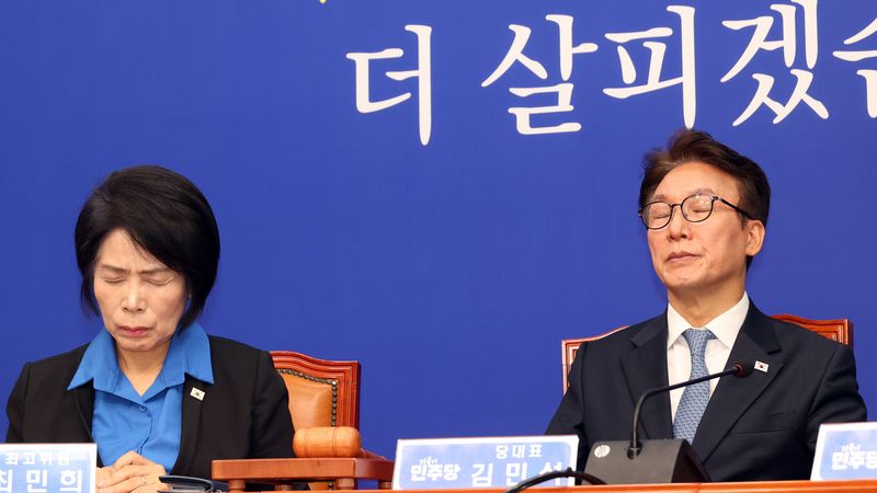 더불어민주당 김민석 대표(오른쪽)과 최민희 최고위원이 26일 국회에서 열린 최고위원회의에서 한민수 최고위원의 '신천지 개입 의혹' 발언을 듣고 있다. 사진=서동일 기자