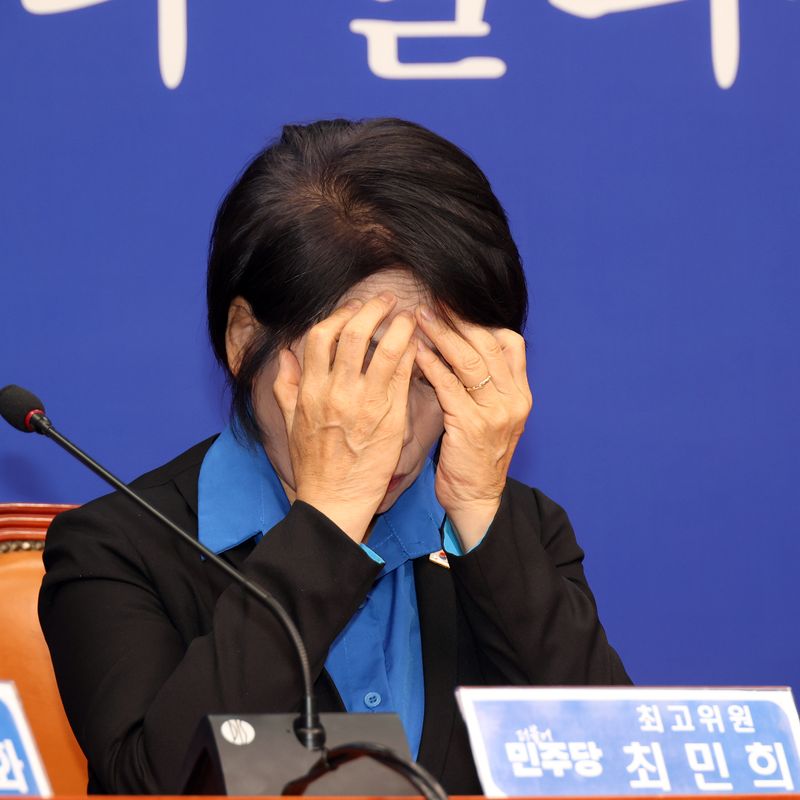 더불어민주당 최민희 최고위원이 26일 국회에서 열린 최고위원회의에서 한민수 최고위원의 '신천지 개입 의혹' 발언을 듣고 있다. 사진=서동일 기자