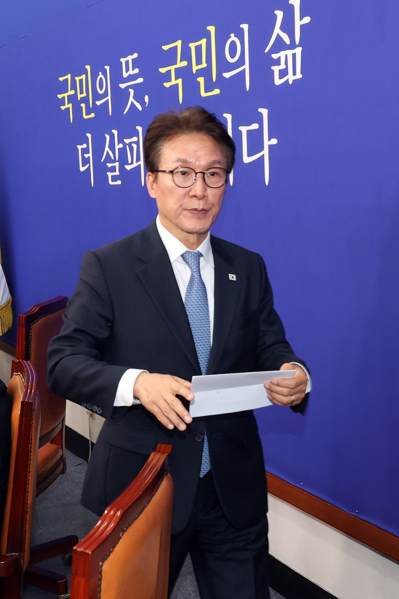 더불어민주당 김민석 대표가 26일 국회에서 열린 최고위원회의 참석을 마치고 회의실을 떠나고 있다. 사진=서동일 기자