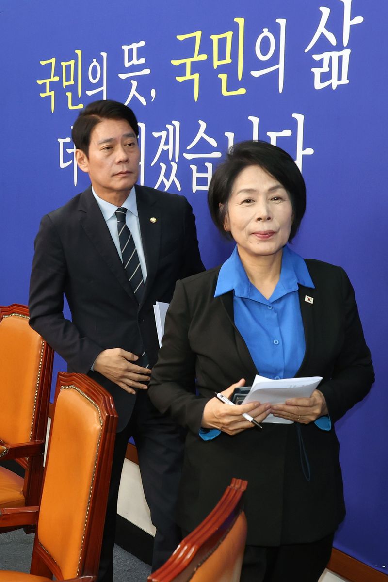 더불어민주당 한민수 최고위원이 26일 국회에서 열린 최고위원회의가 끝난 후 최민희 최고위원과 함께 회의실을 떠나고 있다. 사진=서동일 기자