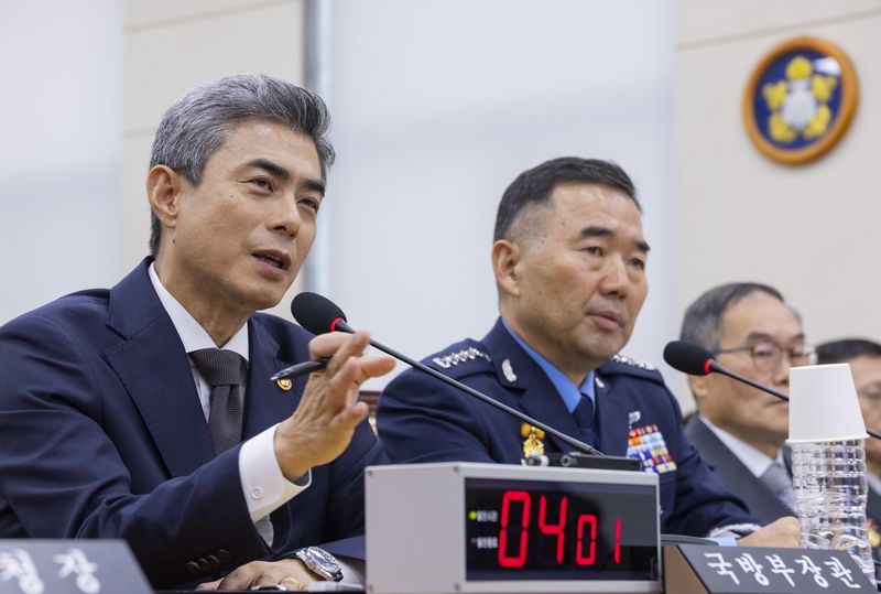강신철 국방부 장관이 26일 국회 국방위원회에서 열린 국방부와 합동참모본부 등 소관 기관에 대한 종합 국정감사에 출석해 민통선 넘어 GOP 철책까지 접근한 30대 여성 사건 관련한 국민의힘 성일종 의원의 질의에 답하고 있다. 연합뉴스