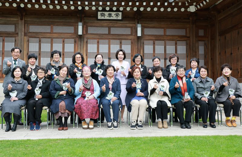 김혜경 여사가 26일 청와대에서 열린 오월어머니집 전,현직 임원 초청 오찬 간담회 시작 전 참석자들과 기념촬영을 하고 있다. 연합뉴스