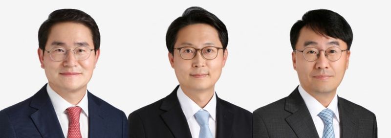 왼쪽부터 이명수 대표변호사, 강영호·시진국 경영전담변호사. 화우 제공