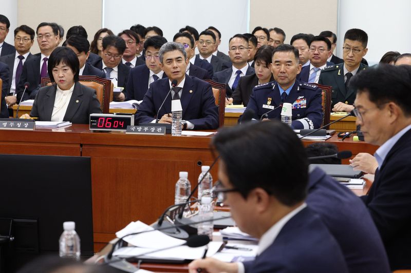 [서울=뉴시스] 고범준 기자 = 강신철 국방부 장관이 26일 서울 여의도 국회에서 열린 국방위원회 국방부 등에 대한 종합 국정감사에서 의원 질의에 답변하고 있다. 2026.10.26. bjko@newsis.com