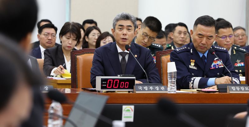 강신철 국방부 장관이 26일 서울 여의도 국회에서 열린 국방위원회 국방부 등에 대한 종합 국정감사에서 의원 질의에 답변하고 있다. 뉴시스