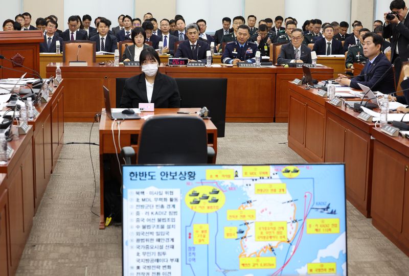 홍소영(왼쪽부터) 병무청장, 강신철 국방부 장관, 진영승 합동참모의장, 이용철 방위사업청장이 26일 서울 여의도 국회에서 열린 국방위원회 국방부 등에 대한 종합 국정감사에 출석해 의원 질의를 듣고 있다. 뉴시스