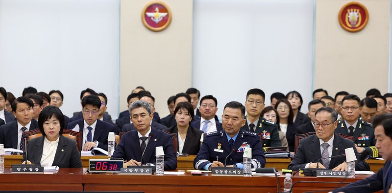 병무청장, 강신철 국방부 장관, 진영승 합동참모의장, 이용철 방위사업청장이 26일 서울 여의도 국회에서 열린 국방위원회 국방부 등에 대한 종합 국정감사에 출석해 의원 질의를 듣고 있다. 뉴시스