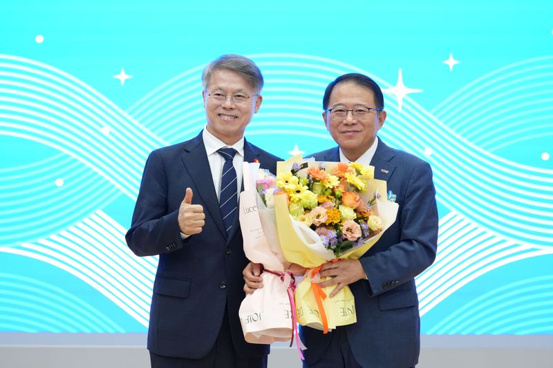 강명수 전남광주통합특별시(광주특별시) 초대 산업경제부시장(오른쪽)이 26일 동부청사 이순신강당에서 열린 취임식에서 민형배 전남광주통합특별시장(왼쪽)과 기념촬영을 하고 있다. 광주특별시 제공