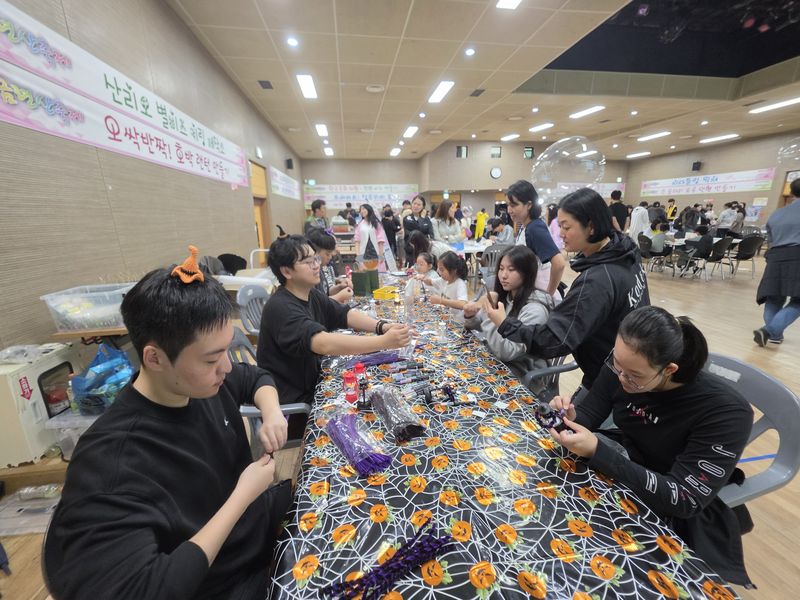 지난 24일 금련산청소년수련원에서 열린 '제31회 금련산축제 참가자들이 '그랜드모먼트 유스호스텔 할로윈 호박 랜턴 만들기 체험부스'에서 직접 작품을 만들고 있다. 그랜드모먼트 유스호스텔 제공