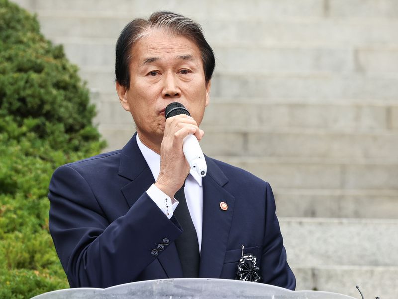 권오을 국가보훈부 장관이 26일 서울 동작구 국립서울현충원에서 열린 박정희 전 대통령 서거 47주기 추모식에서 인사말을 하고 있다. 공동취재단