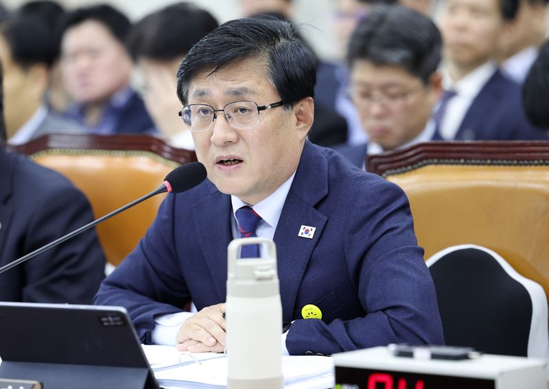 김성환 기후에너지환경부 장관이 26일 여의도 국회에서 열린 국회 기후에너지환경노동위원회의 기후에너지환경부, 기상청, 고준위방사성폐기물관리위원회에 대한 종합감사에 출석해 의원 질의에 답변하고 있다. 뉴시스