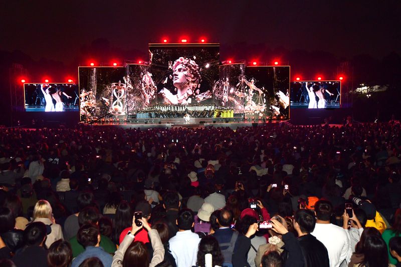 지난 23일 서울 송파구 올림픽공원 88잔디마당에서 열린 한성백제문화제 개막식 공연을 관람객들이 즐기고 있다. 송파구 제공