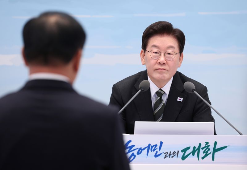 이재명 대통령이 26일 청와대에서 열린 농어민과의 대화 행사에서 농어민 단체 대표의 발언을 듣고 있다. 청와대통신사진기자단