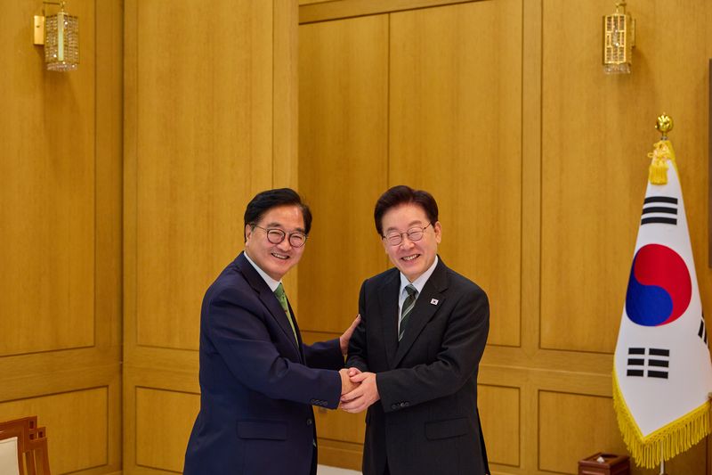 이재명 대통령이 26일 청와대에서 우원식 전 국회의장과 만나 악수하고 있다. 청와대 제공