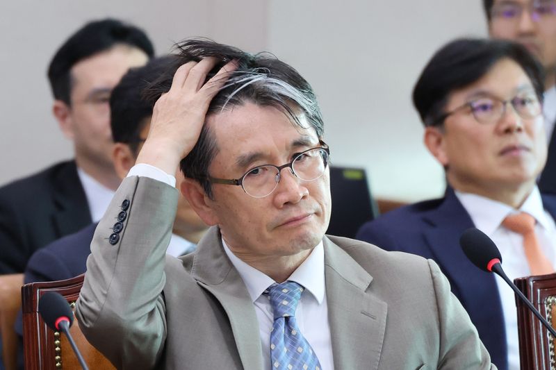 오동운 공수처장이 26일 서울 여의도 국회에서 열린 법제사법위원회의 법무부 등에 대한 종합감사에서 생각에 잠겨 있다. 뉴스1