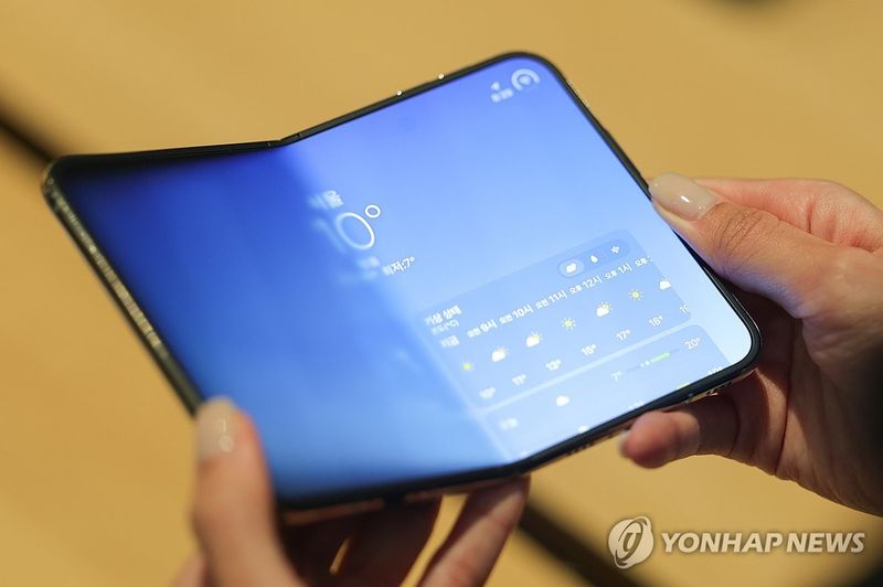 329만원 애플 첫 폴더블폰, 출시하자마자 화면 파손 논란