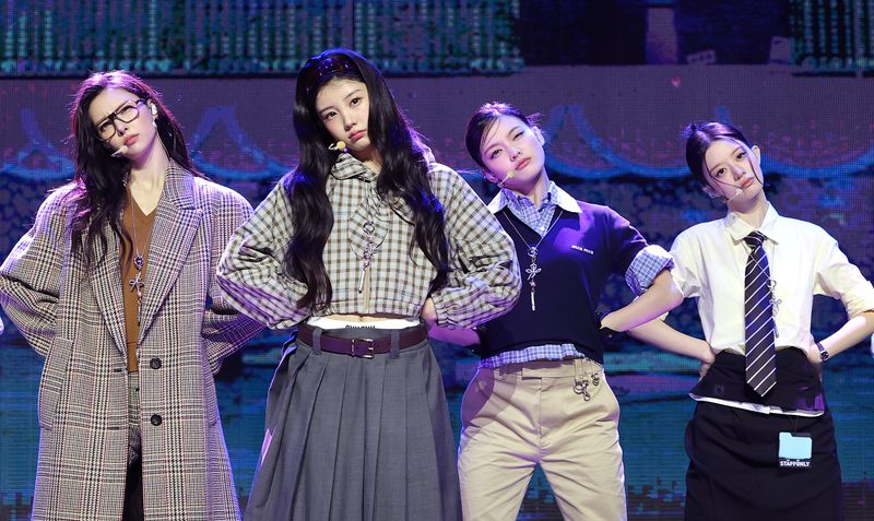 그룹 아일릿(ILLIT)이 26일 서울 용산구 블루스퀘어 우리WON뱅킹홀에서 열린 미니 5집 ‘BREAK EVEN’ 발매 쇼케이스에서 타이틀곡 ‘체포하겠어’를 열창하고 있다. 뉴스1