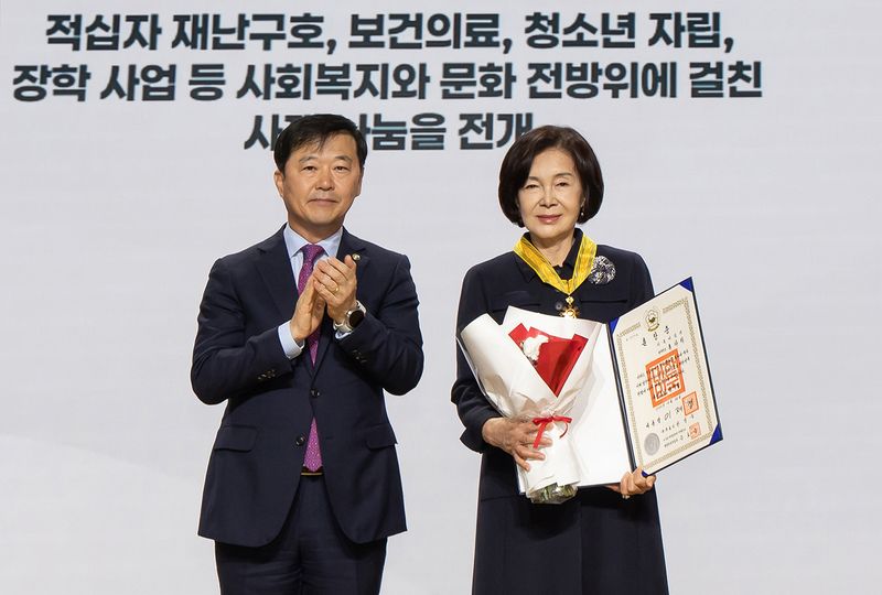 홍라희 리움미술관 명예관장(오른쪽)이 26일 서울 중구 우리은행 본점에서 열린 대한적십자사 창립 기념식에서 이형훈 보건복지부 제2차관으로부터 국민훈장 동백장을 수여받고 기념 촬영을 하고 있다. 사진=삼성문화재단