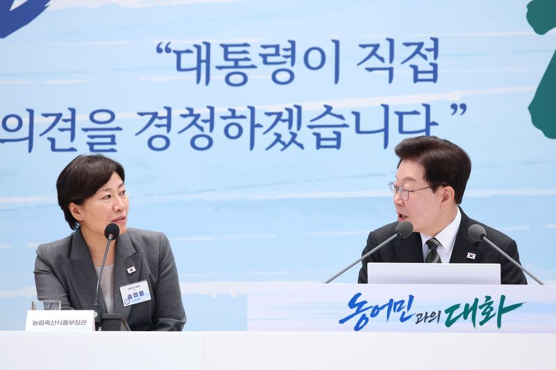 이재명 대통령과 송미령 농림축산식품부 장관이 지난 26일 청와대에서 열린 농어민과의 대화 행사에서 발언을 하고 있다. 연합뉴스