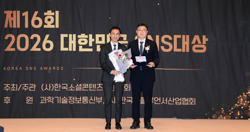 장지익 한국공항공사 홍보실장(오른쪽)이 26일 서울 한국프레스센터에서 열린 ‘제16회 2026 대한민국 SNS대상’ 시상식에서 공공부문 최우수상을 수상한 뒤 기념촬영을 하고 있다. 한국공항공사 제공