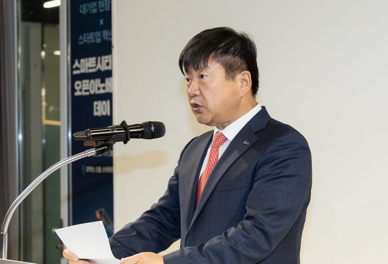 장석민 한국무역협회 전무가 26일(월) 서울시 강남구 삼성동 코엑스 스타트업브랜치에서 열린 '스마트시티·건설 오픈이노베이션 데이' 개회사를 하고 있다. 한국무역협회 제공