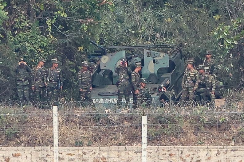 남북 긴장이 고조되며 북한이 군사분계선(MDL) 일대 화력 강화를 예고한 가운데 26일 경기도 김포시 애기봉 전망대에서 바라본 북한 황해도 개풍군 해안가 접경지역 자주포 포상에서 북한군이 남측을 관측하고 있다. 연합뉴스