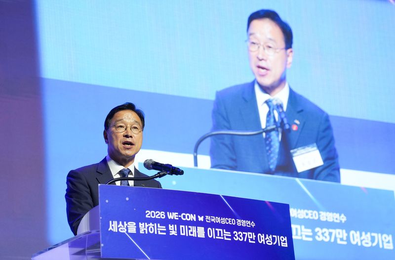 26일 제주국제컨벤션센터에서 위성곤 제주특별자치도지사가 전국 여성CEO 경영연수 환영사를 하고 있다. 위 지사는 전국 여성경제인들에게 제주 투자를 제안하며 제주에 진출하는 기업을 적극 지원하겠다는 뜻을 밝혔다. 사진=제주특별자치도