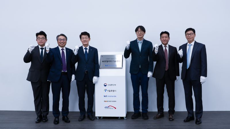 26일 서울 강서구 마곡 'AI모빌리티기술센터' 개소식에서 현판식을 마친 뒤 관계자들이 기념촬영을 하고있다. KTL 제공.