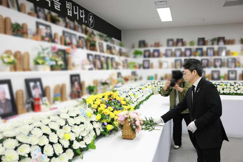26일 홍지선 국토교통부 장관이 무안국제공항을 찾아 12·29 여객기 참사 희생자를 추모했다. 국토부 제공