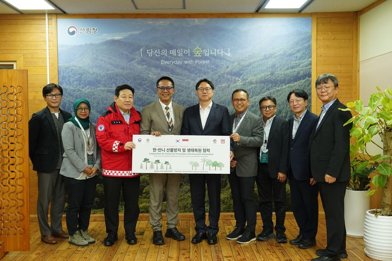 임하수 산림청 차장(왼쪽 5번째)이 26일 정부대전청사에서 인도네시아 산불 담당 공무원들과 산불방지 및 생태복원 협력에 대한 논의를 마친 뒤 기념사진을 촬영하고 있다. 산림청 제공