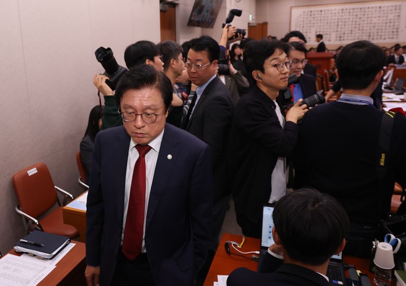 [서울=뉴시스] 김근수 기자 = 국민의힘 의원들이 26일 서울 여의도 국회 법제사법위원회(법무부 등) 종합 국정감사에서 서영교 법사위원장이 감사중지를 선언하자 빠져나가고 있다. 2026.10.26. ks@newsis.com