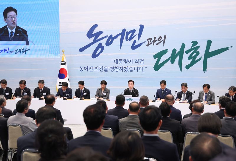 이재명 대통령이 26일 청와대에서 열린 '농어민과의 대화' 행사에서 모두발언을 하고 있다. 이 대통령은 "농지 전수조사와 포괄적·점진적 환태평양경제동반자협정(CPTPP) 문제를 두고 우려와 걱정이 있는 것을 알고 있지만 불의의 피해를 입는 일은 없을 것"이라고 말했다. 연합뉴스