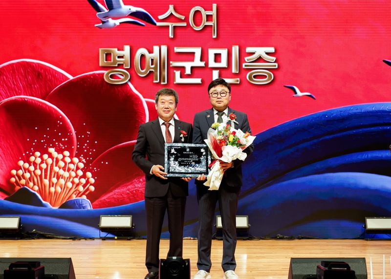 [울릉=뉴시스] 안병철 기자 = 경북 울릉군은 지난 25일 울릉한마음회관에서 열린 '울릉군민의 날·독도의 날' 기념식에서 최 위원장을 명예군민으로 위촉했다.(사진=울릉군 제공) 2026.10.26. photo@newsis.com