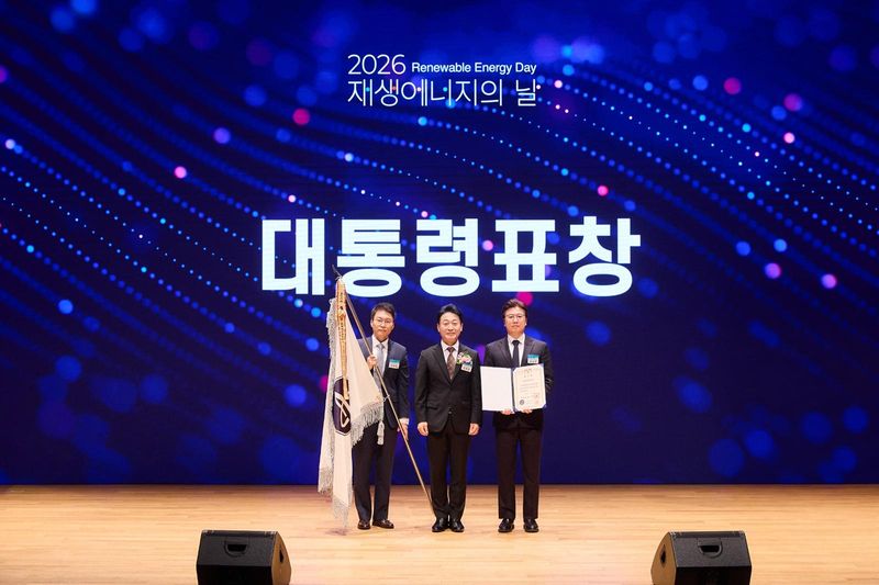 지난 23일 서울 코엑스에서 열린 '2026 재생에너지의 날' 기념식에서 권순철 아모레퍼시픽 안전환경 디비전 상무(오른쪽부터),이호현 기후에너지환경부 제2차관, 이현희 아모레퍼시픽 지속가능경영센터 부장이 기념촬영을 하고 있다. 아모레퍼시픽 제공