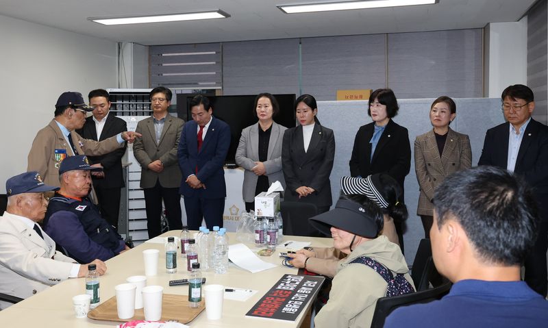 대덕구 주민들이 26일 대덕구의회 항의 방문하고 있다. ⓒ 뉴스1 김기태 기자